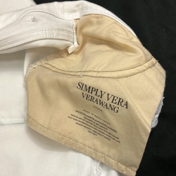 Simply Vera Vera Wang white denim capris with appliqué detailing on the bottom - Picture 12 of 13